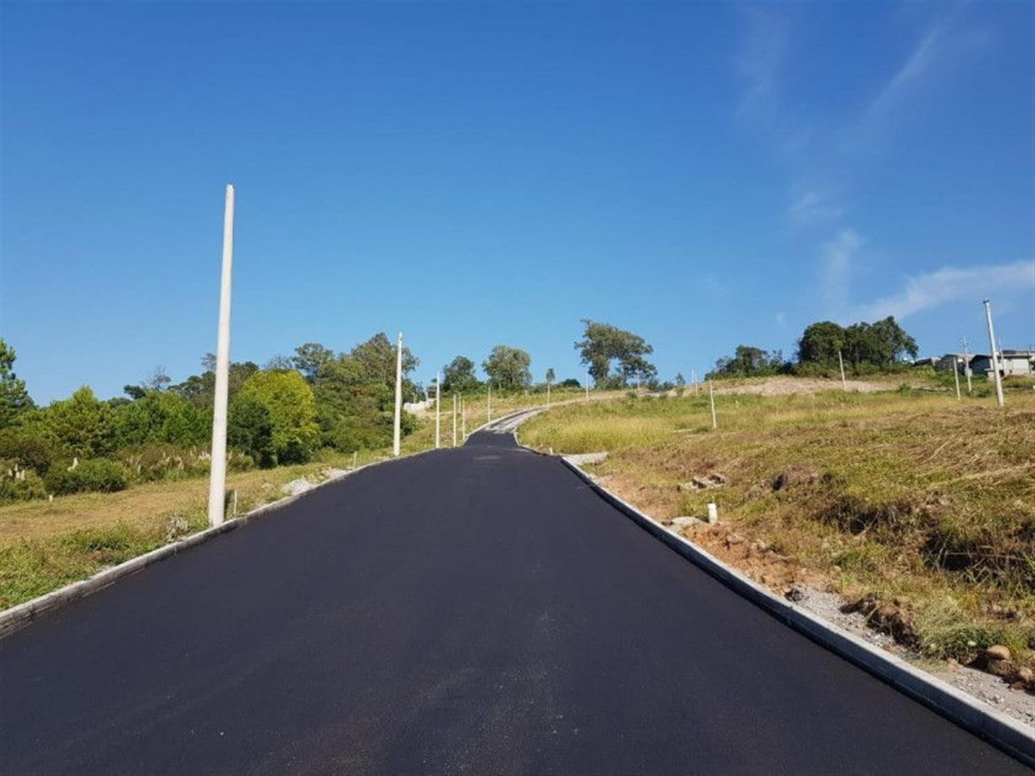 Localizado entre os bairros Santo Antão e Santa Helena. este loteament
