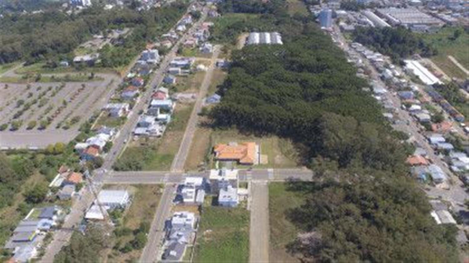 Localizado entre os bairros São Roque e Universitário. possui uma infr